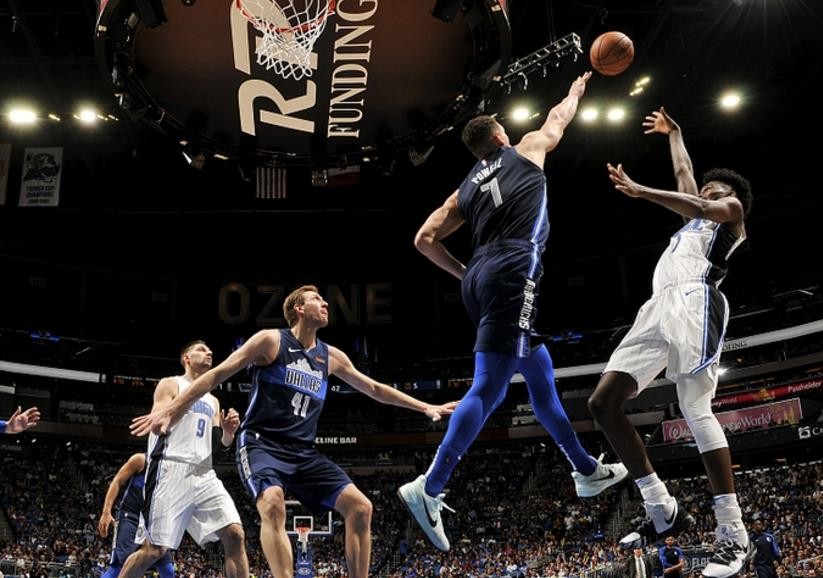 爱游戏-独行侠碾压火箭，武切维奇扛起全队