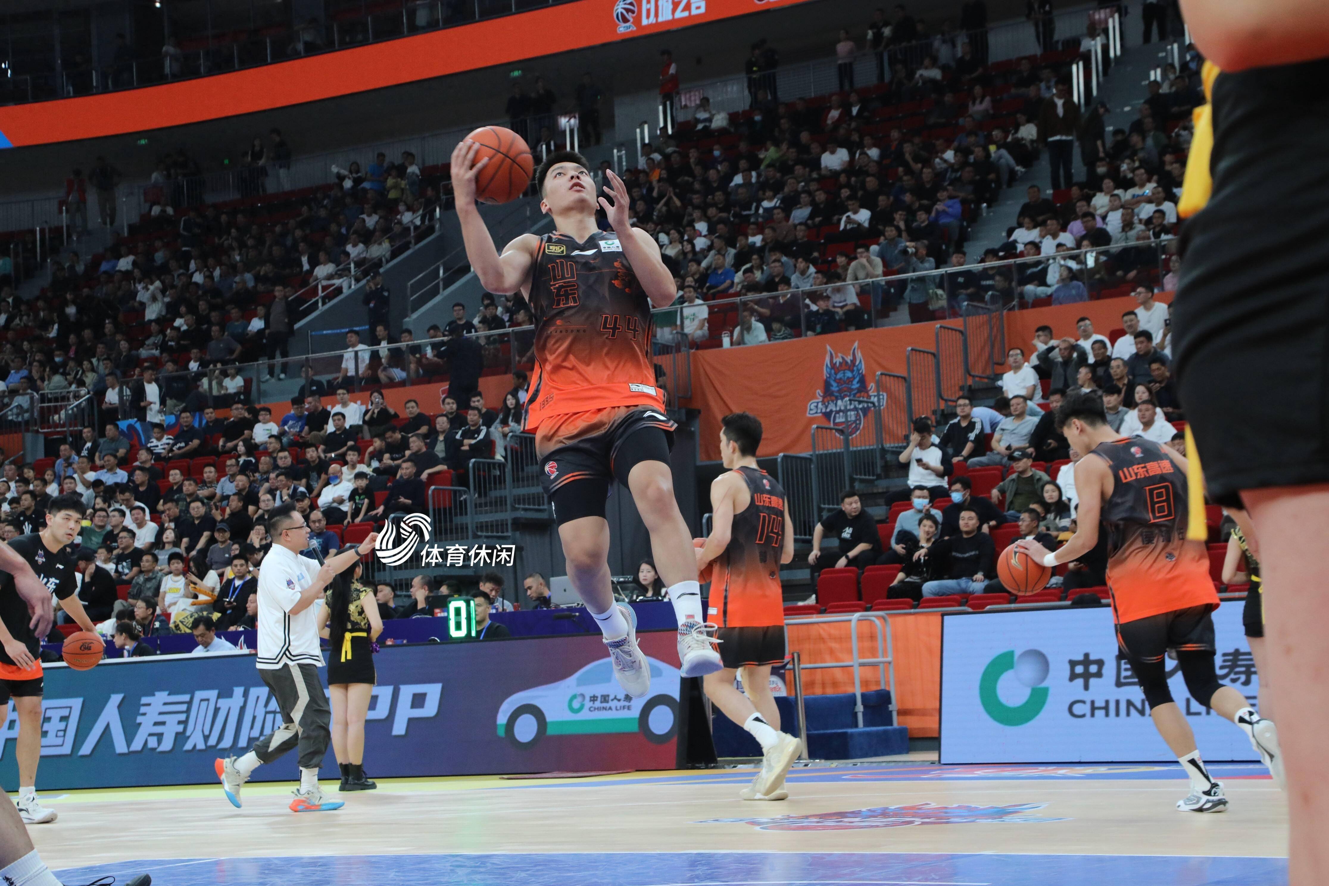爱游戏-猛龙力克北京队，高诗岩点燃赛场